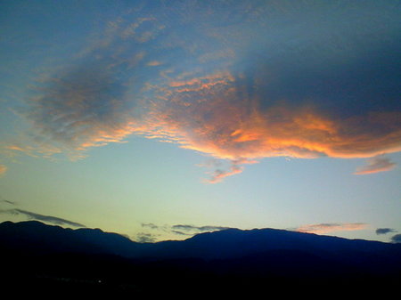 秋分の日の夕空。おお、きれいじゃないか…なんてノンビリ眺めている時間はない! 急げ小瀬へ!!!